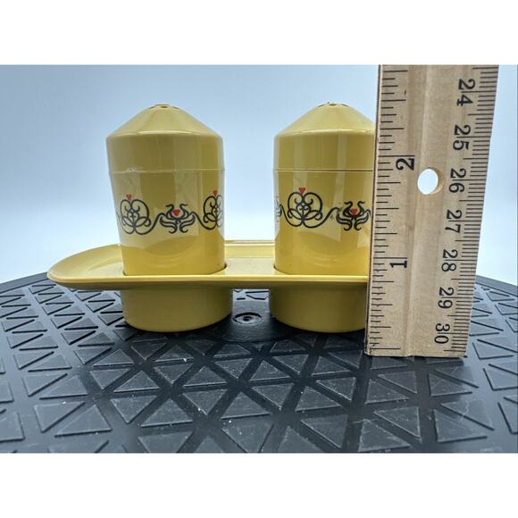 Vintage Eagle Brand Mid Century Yellow Retro Salt & Pepper Plastic Shakers NEW - Picture 7 of 8